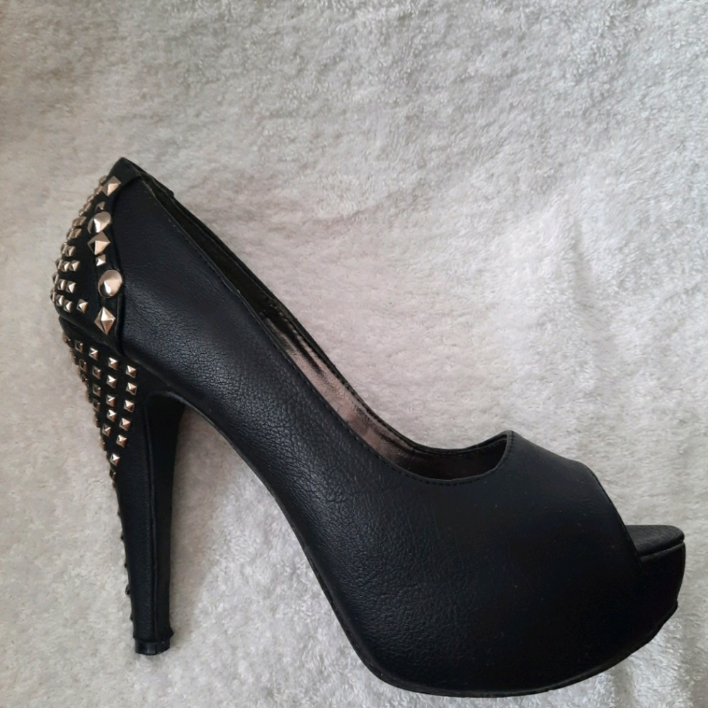 black heels with beautiful design on theback sz8/9